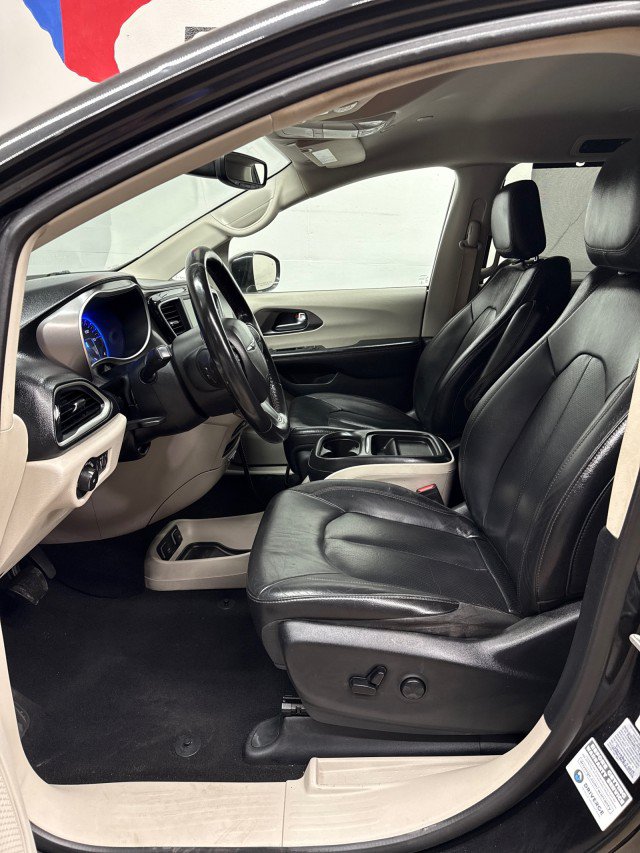 Used 2020 Chrysler Pacifica Touring-L FWD image 36