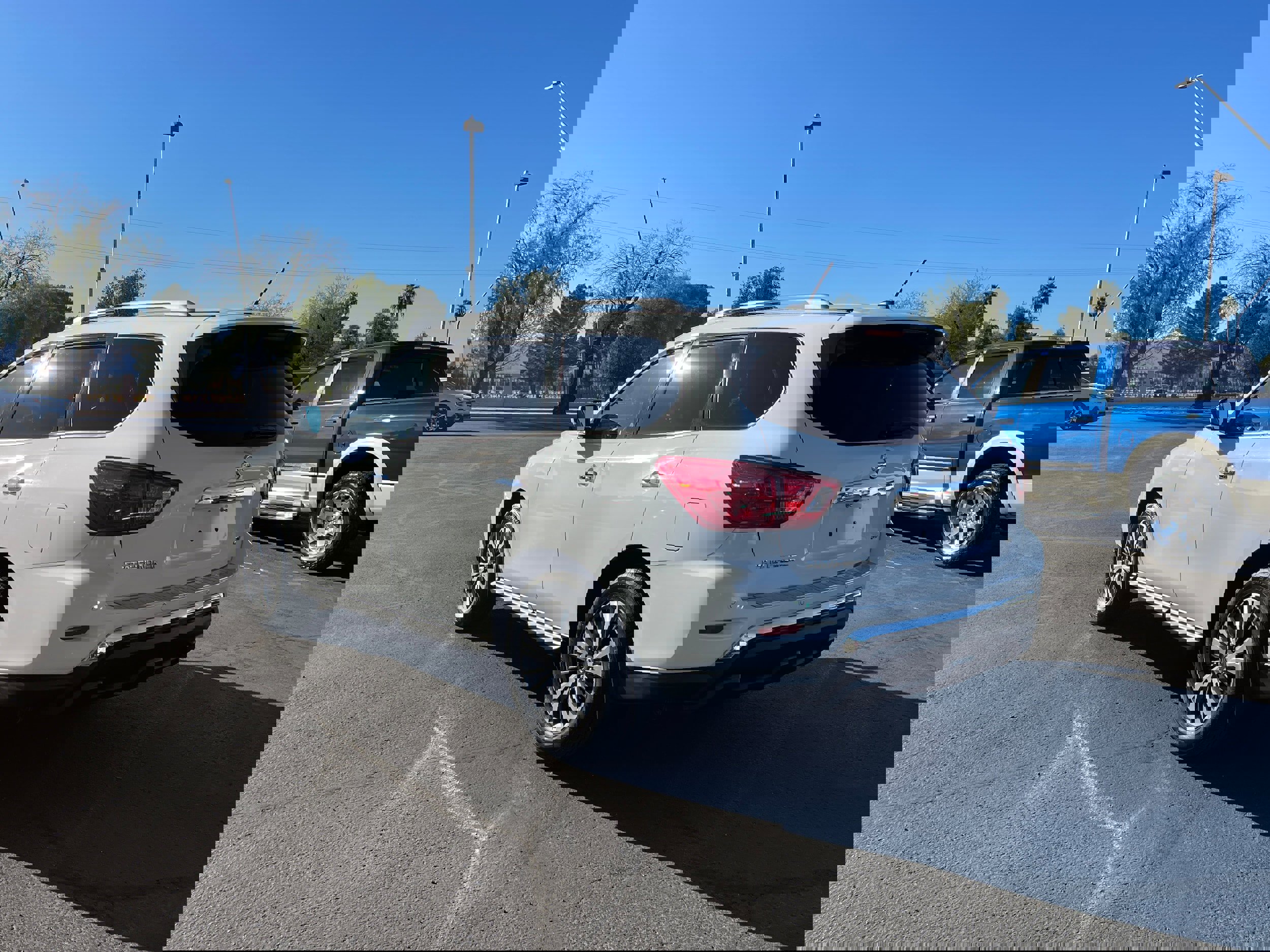 Used 2018 Nissan Pathfinder SV image 3