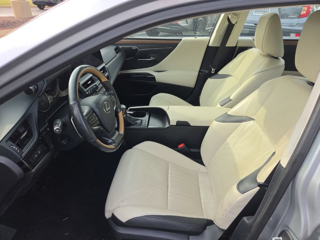 Used 2025 Lexus ES 300h w/ Accessory Package (Z1) FWD image 4