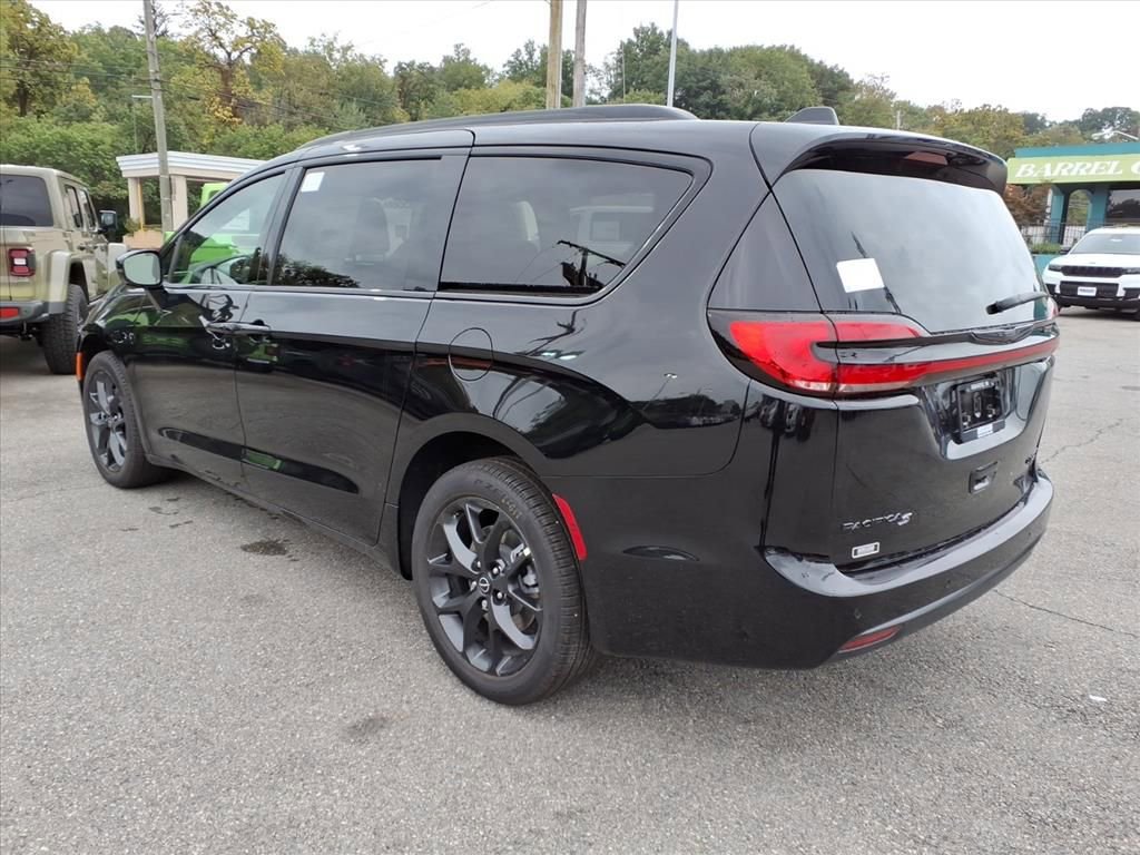 New 2026 Chrysler Pacifica Limited image 6