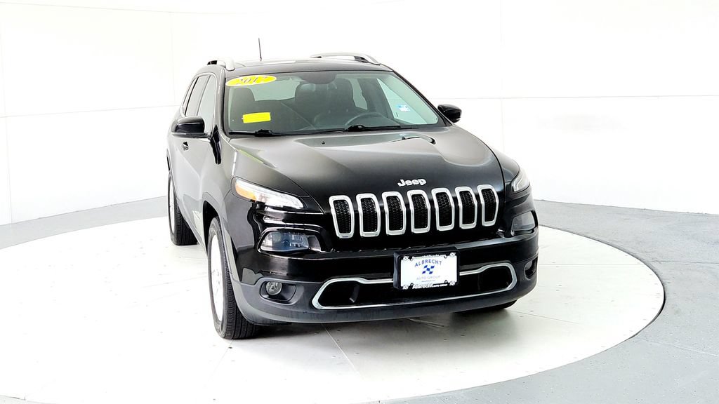 Used 2017 Jeep Cherokee Limited AWD/4WD image 2