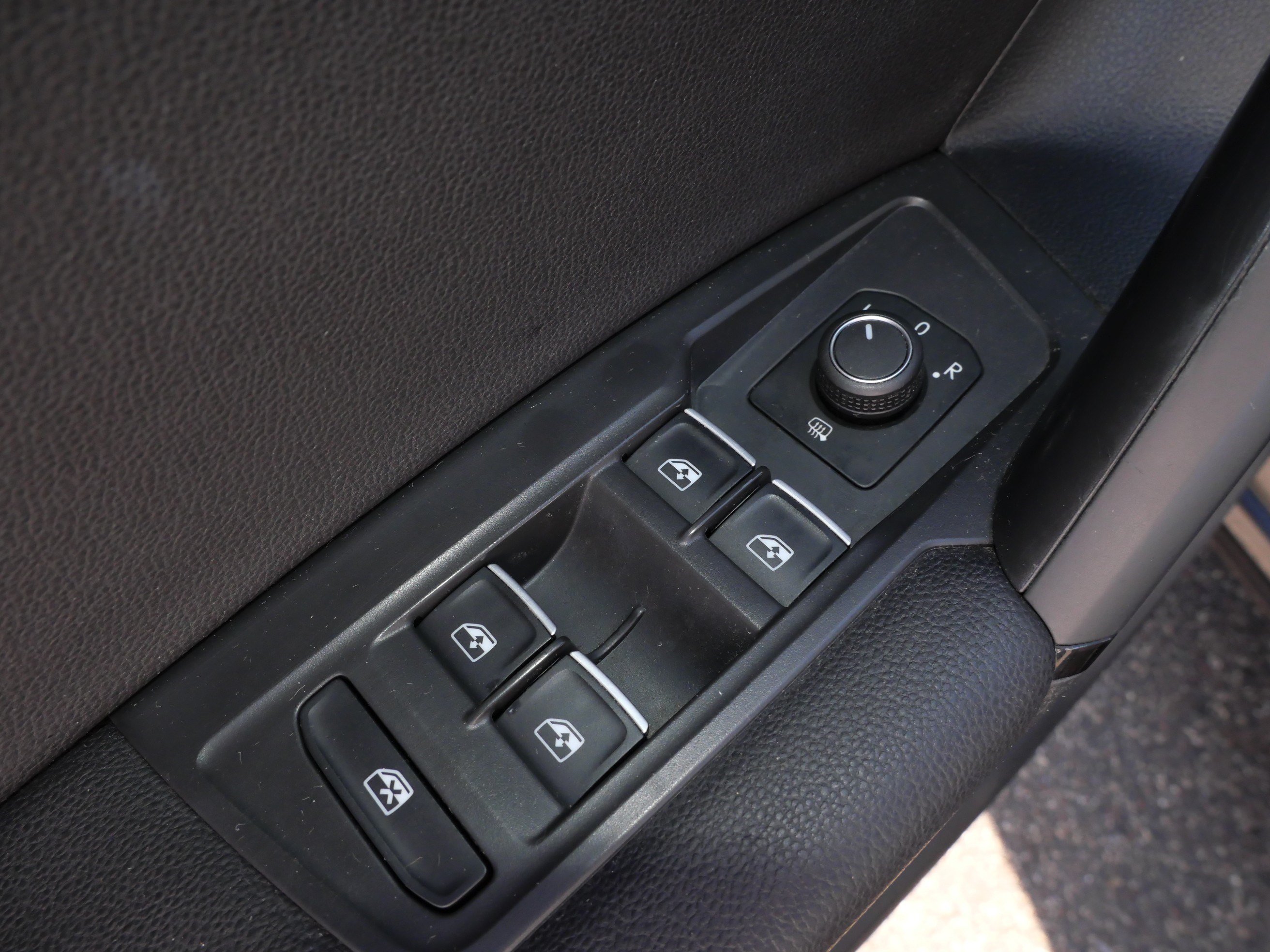 Used 2019 Volkswagen Tiguan SE w/ Panoramic Sunroof Package AWD/4WD image 19