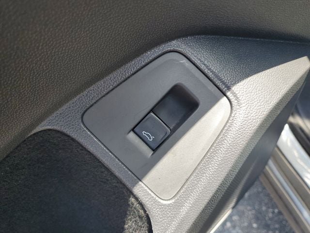 Used 2018 Volkswagen Tiguan SEL Premium FWD image 18