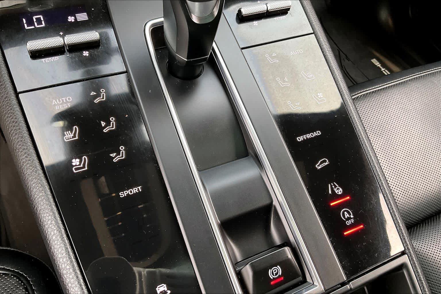 Used 2024 Porsche Macan AWD/4WD image 30