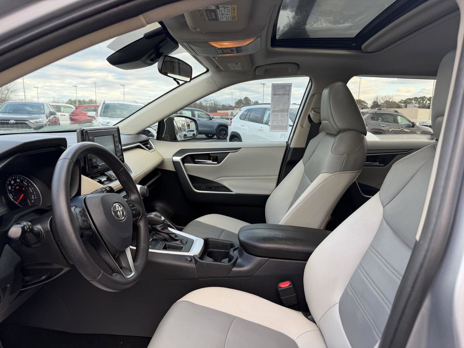 Used 2021 Toyota RAV4 XLE Premium image 12