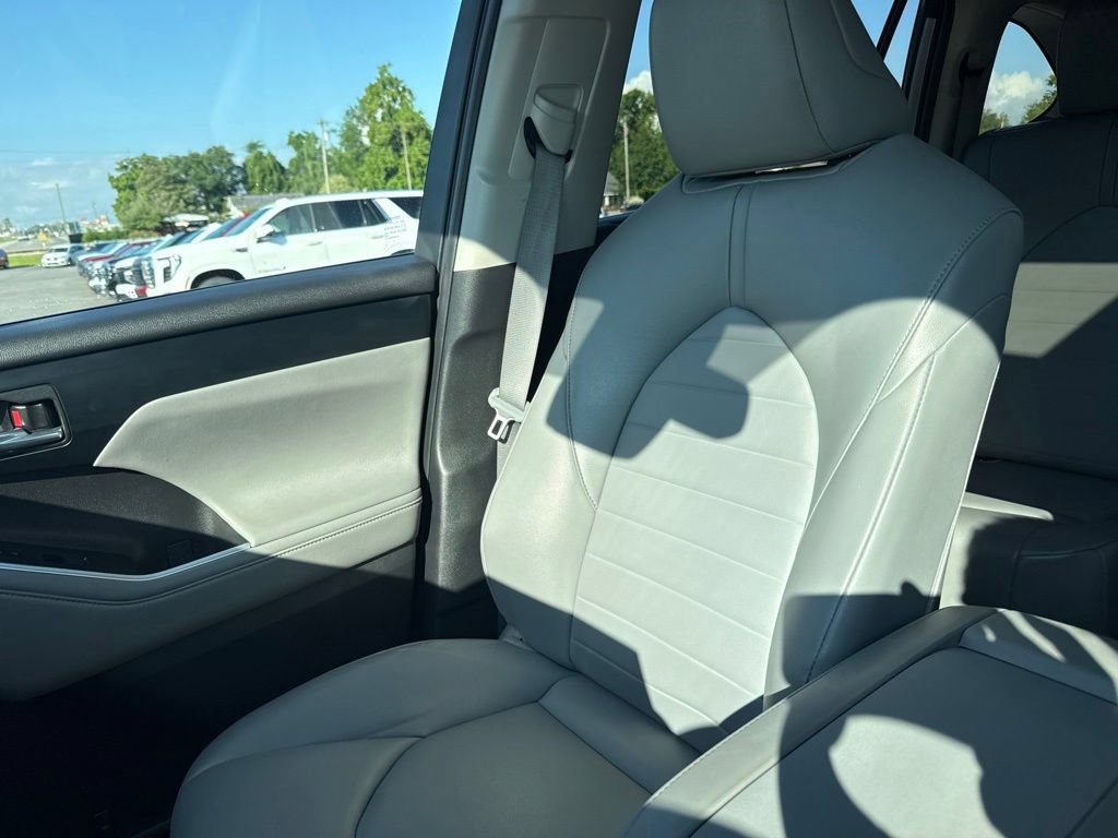 Used 2022 Toyota Highlander XLE AWD/4WD image 28