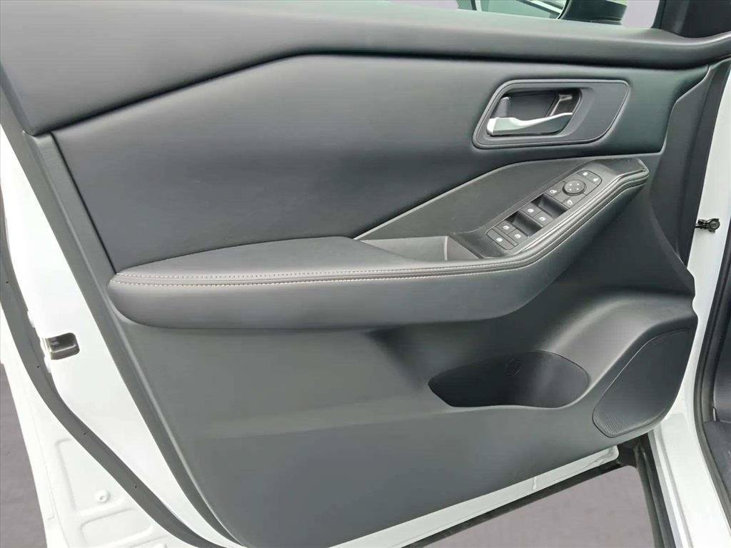 Used 2026 Nissan Rogue SV FWD image 11