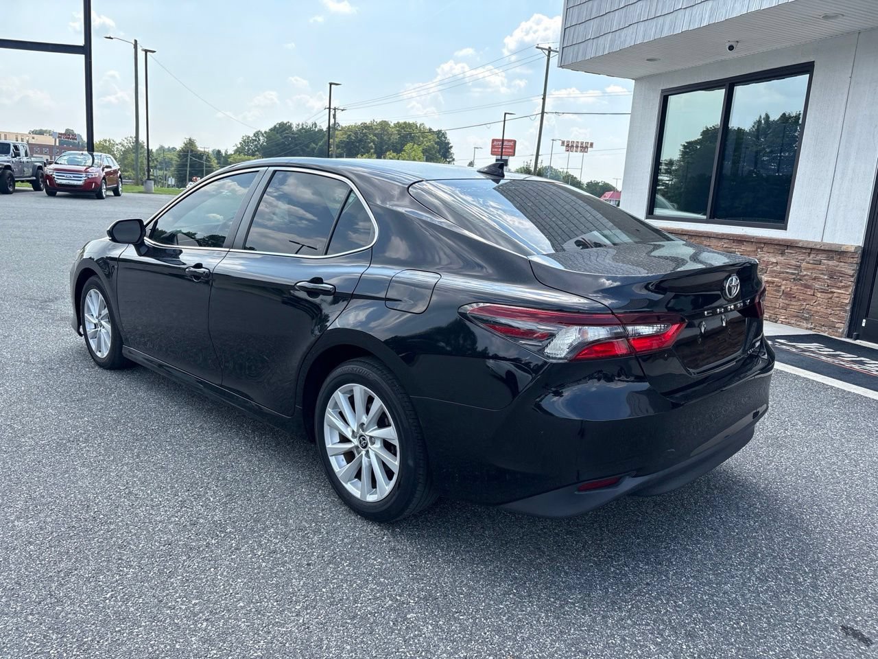 Used 2022 Toyota Camry LE FWD image 7