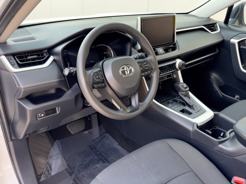 Used 2024 Toyota RAV4 LE AWD/4WD image 4