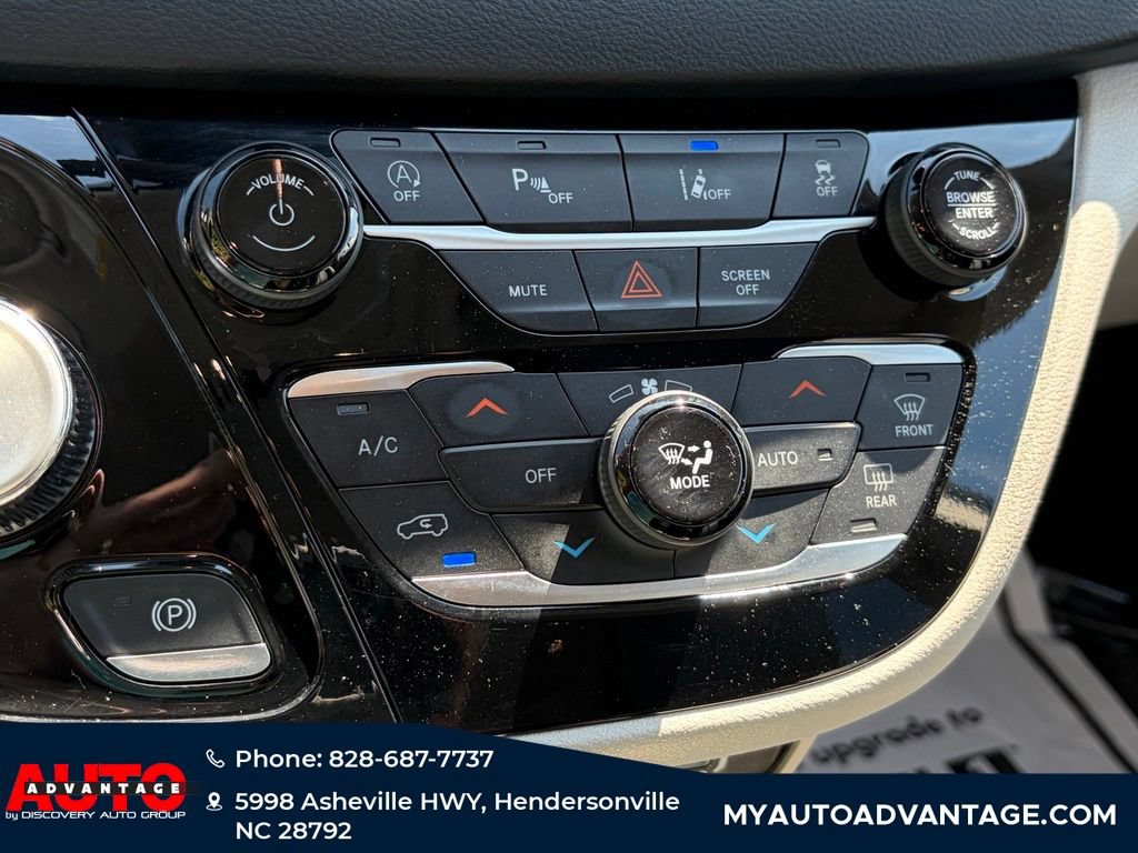 Used 2023 Chrysler Pacifica Touring-L FWD image 17