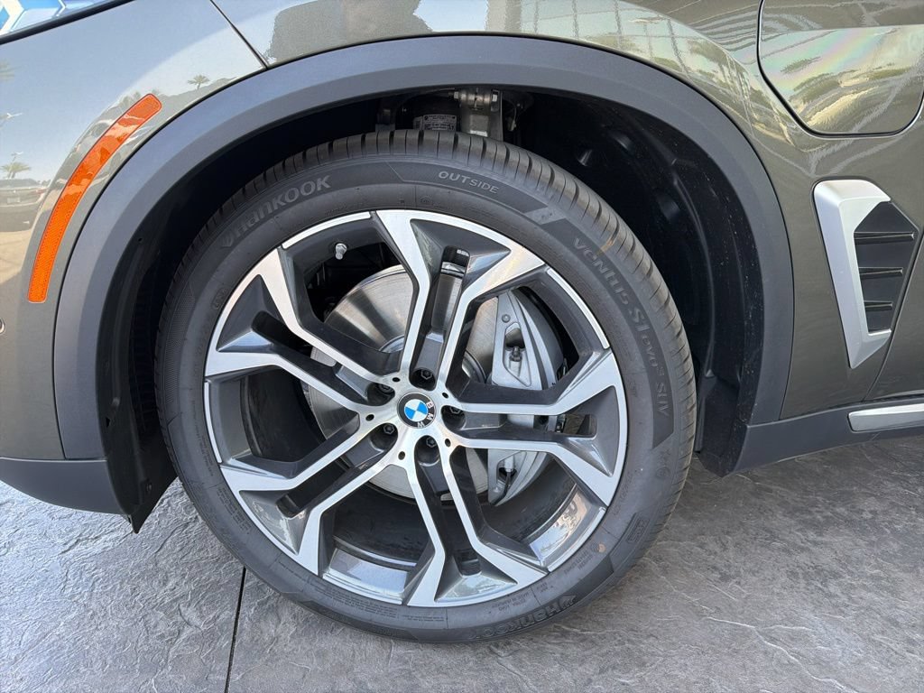 New 2026 BMW X5 xDrive50e w/ Premium Package AWD/4WD image 5