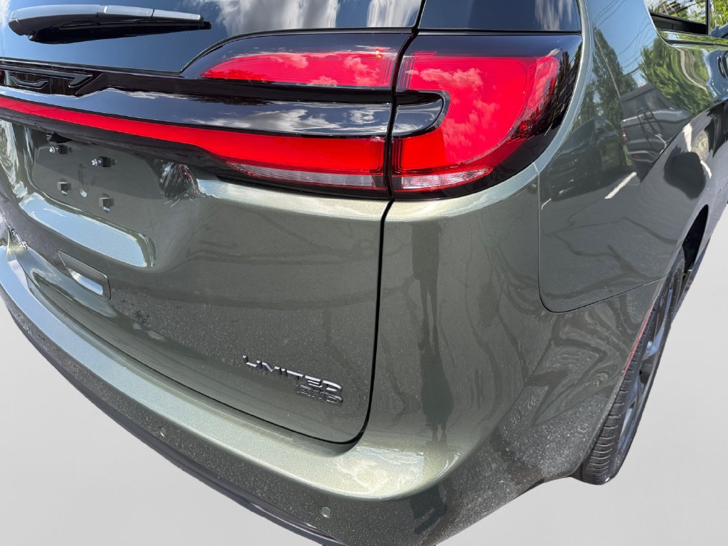 New 2027 Chrysler Pacifica Limited AWD/4WD image 19
