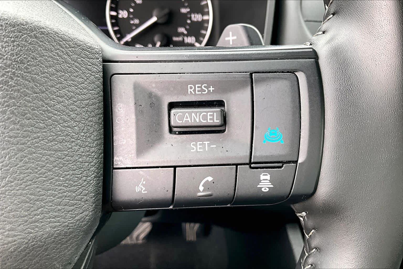 Certified 2025 Nissan Rogue SV FWD image 34
