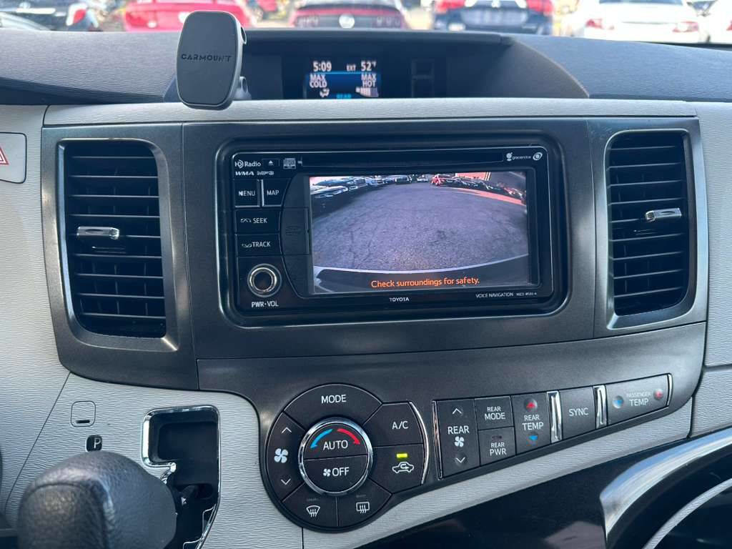Used 2014 Toyota Sienna LE FWD image 17