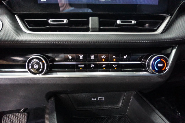 Used 2025 Chevrolet Equinox LT FWD image 14