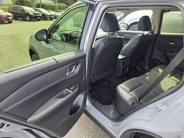 Used 2025 Nissan Rogue SL w/ Tech Package image 18