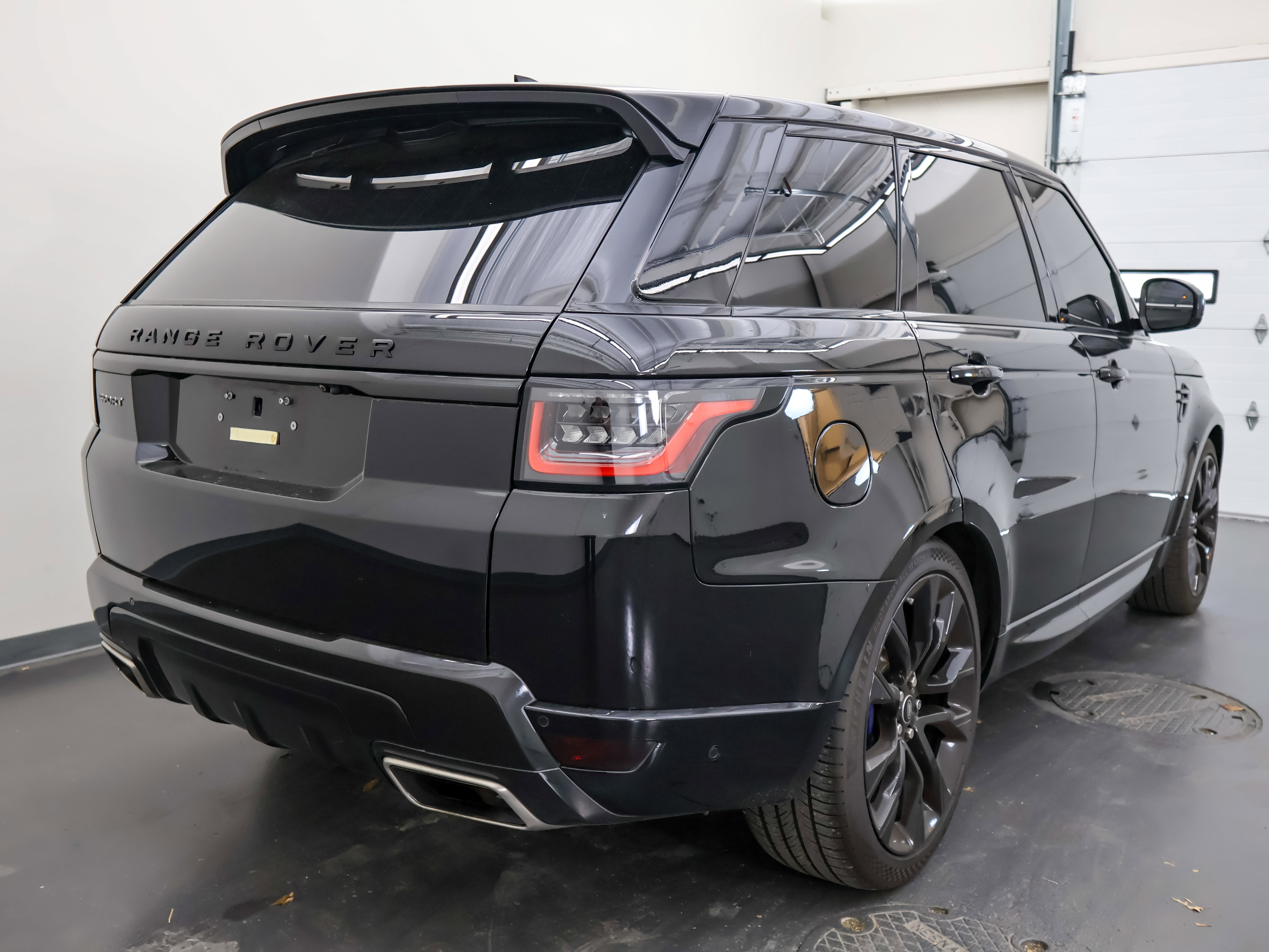 Used 2020 Land Rover Range Rover Sport HSE image 3