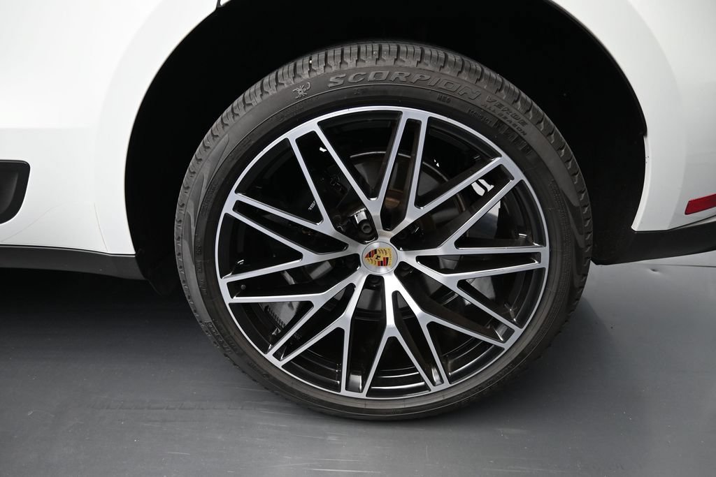Certified 2026 Porsche Macan AWD/4WD image 8