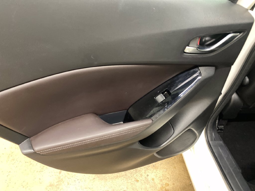 Used 2018 MAZDA MAZDA3 Touring FWD image 16