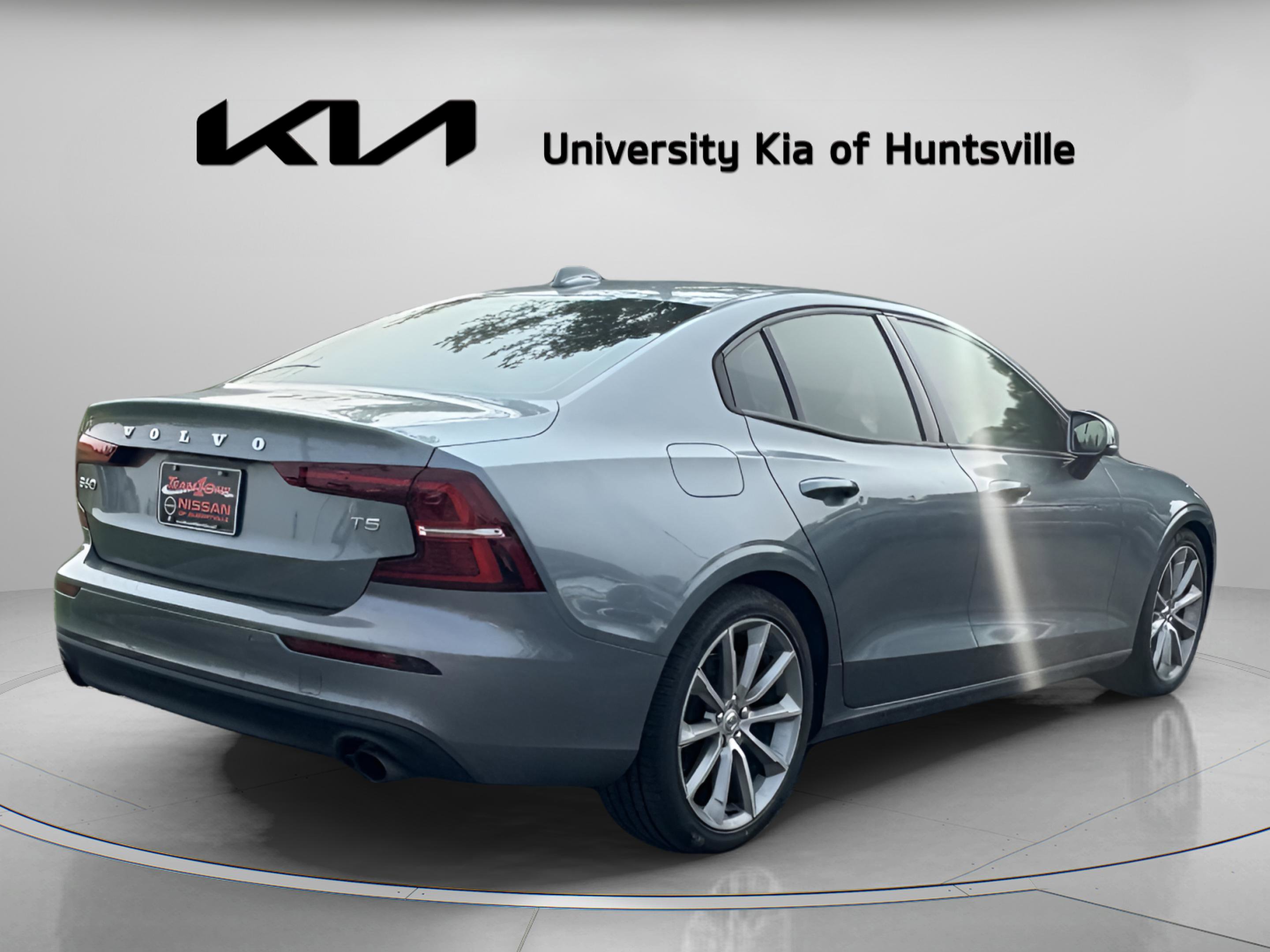 Used 2019 Volvo S60 T5 Momentum w/ Premium Package FWD image 8