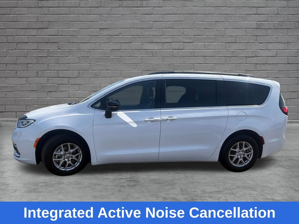 Used 2025 Chrysler Pacifica Select FWD image 4