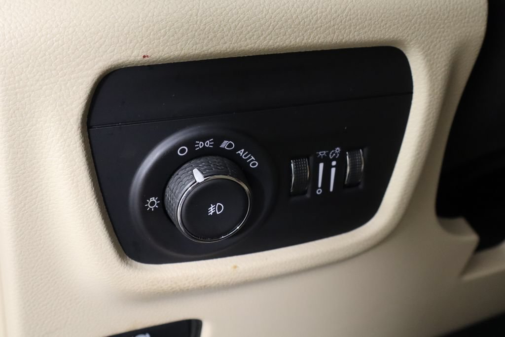 Used 2023 Jeep Grand Cherokee Limited AWD/4WD image 23