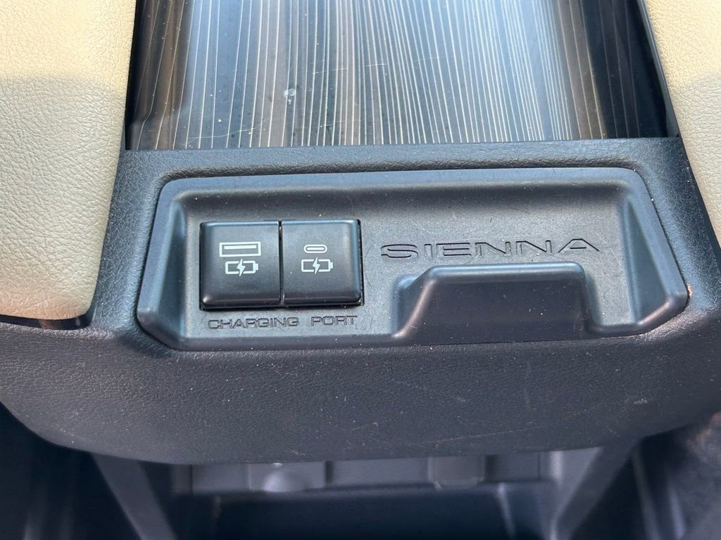 Used 2023 Toyota Sienna Limited FWD image 23