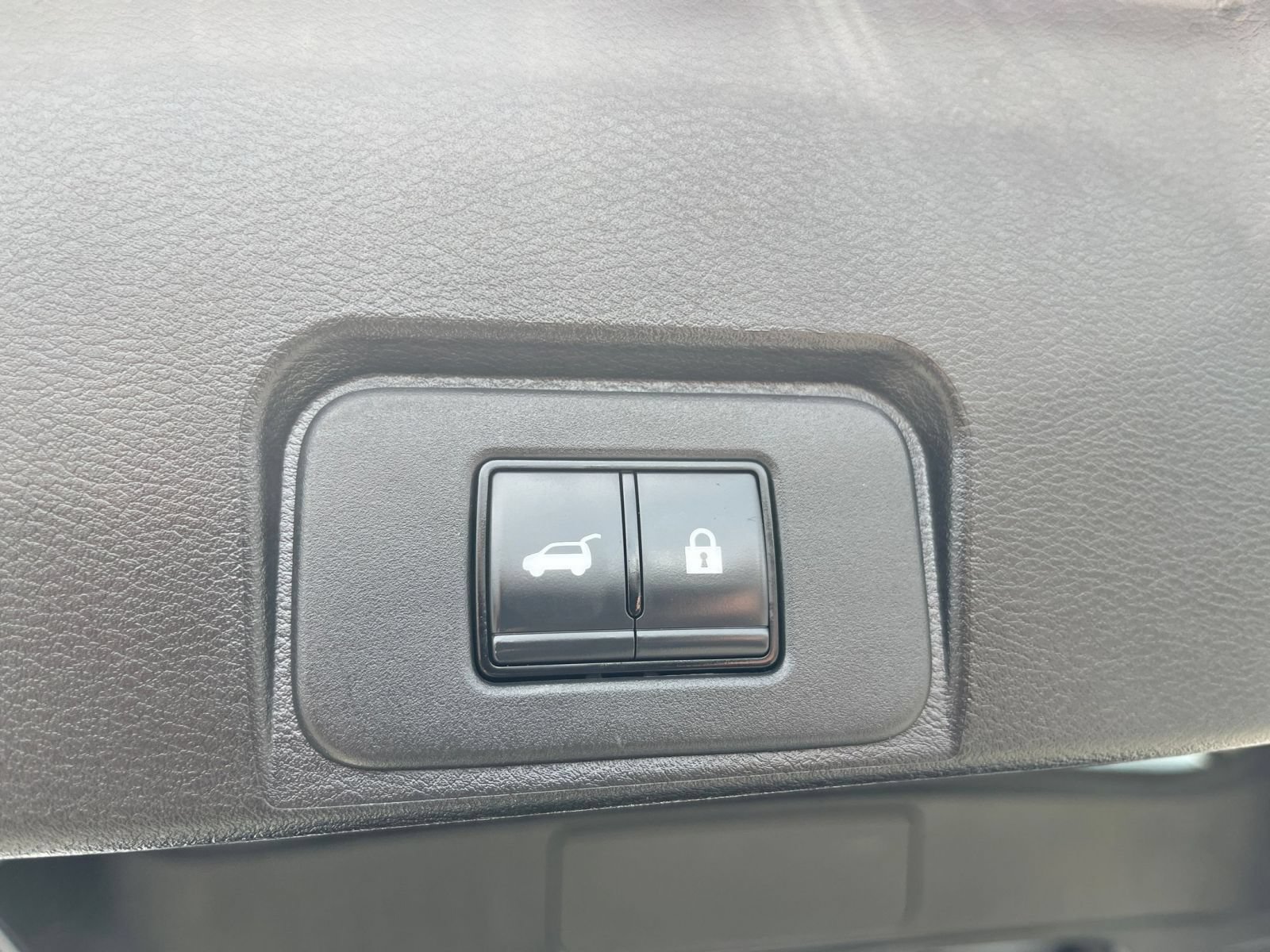 Used 2025 Nissan Rogue SV FWD image 22