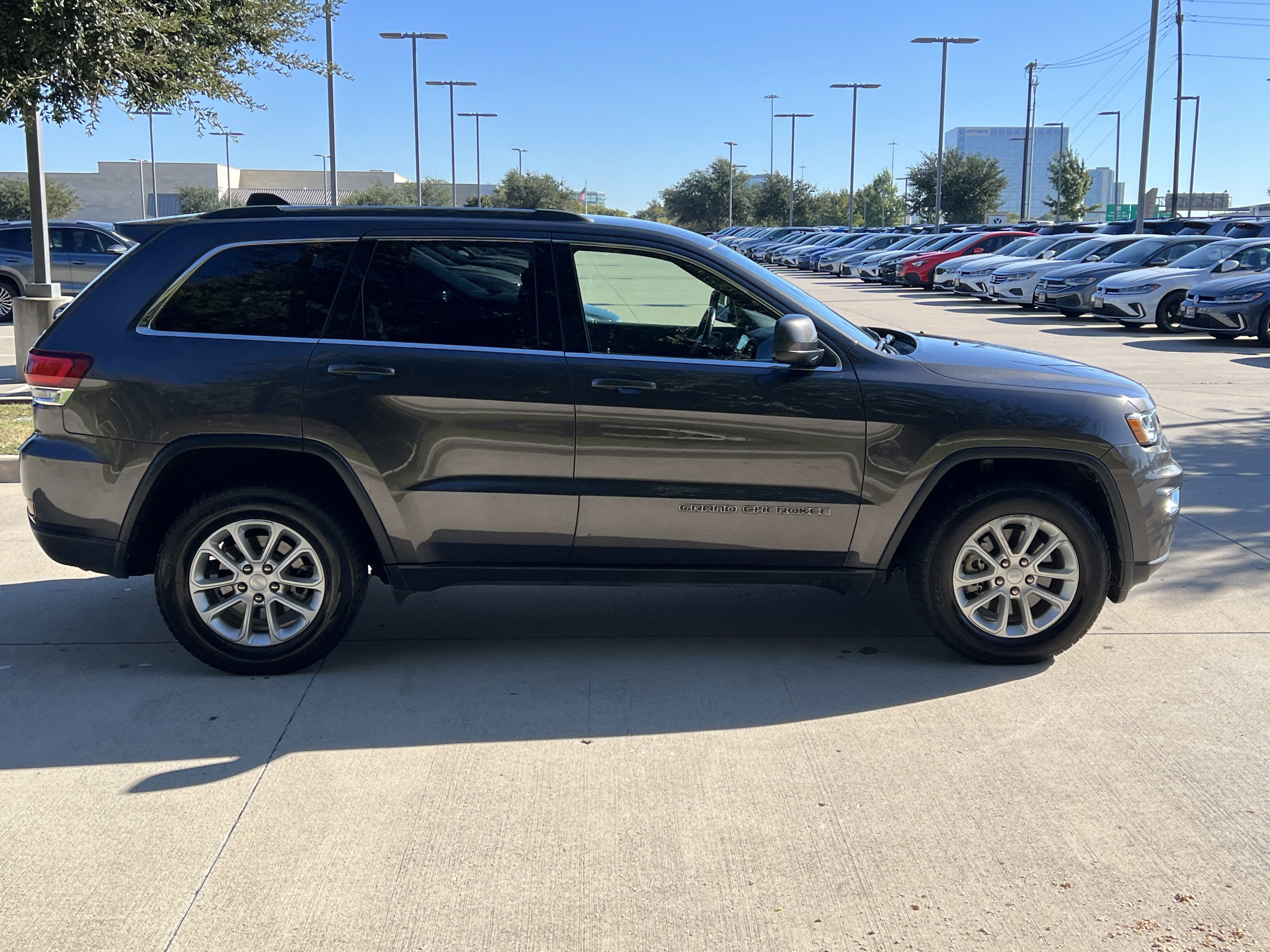 Used 2021 Jeep Grand Cherokee Laredo X image 11