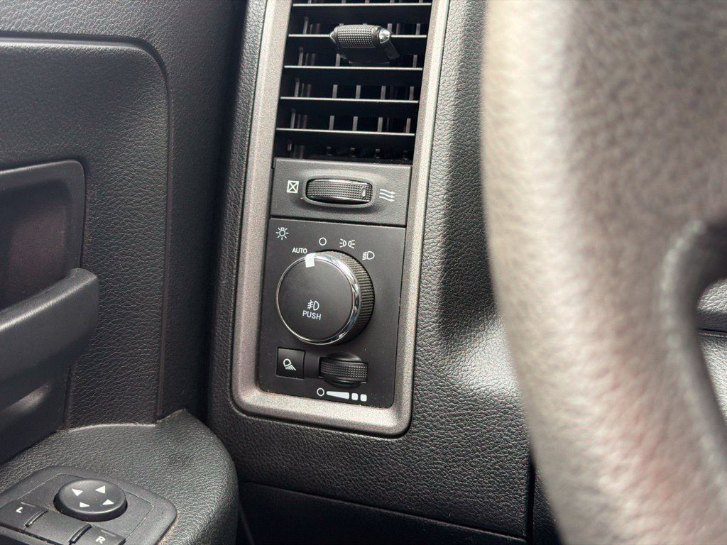 Used 2018 RAM 1500 Express AWD/4WD image 18