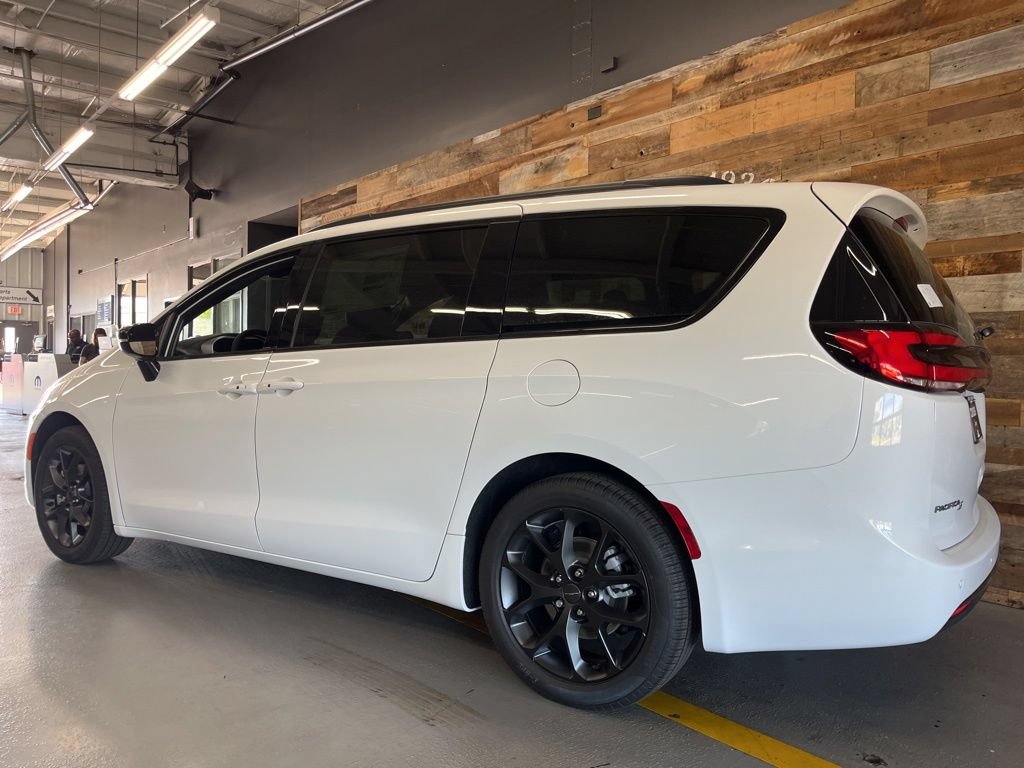 New 2027 Chrysler Pacifica Limited FWD image 18