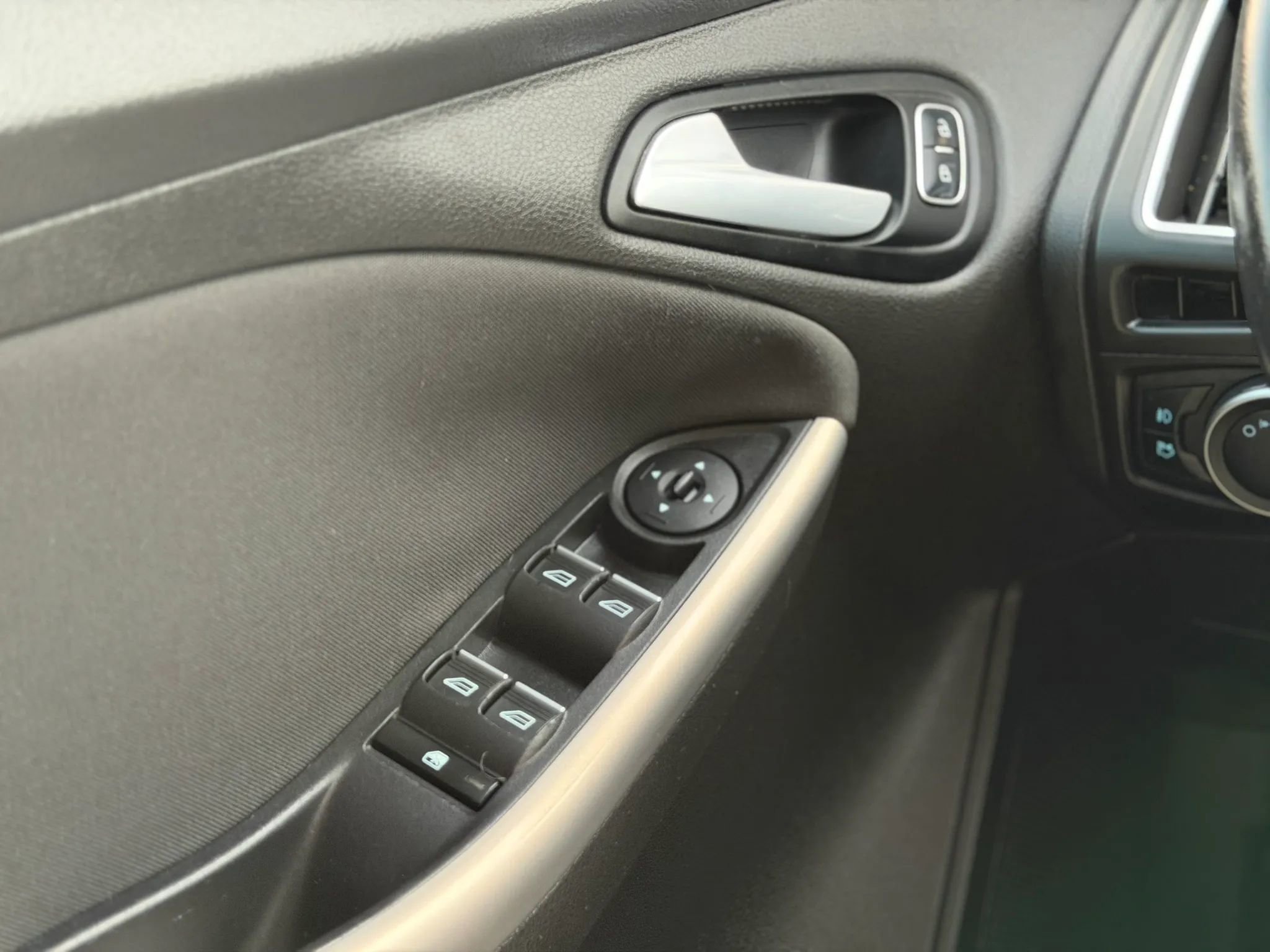 Used 2015 Ford Focus Titanium image 33