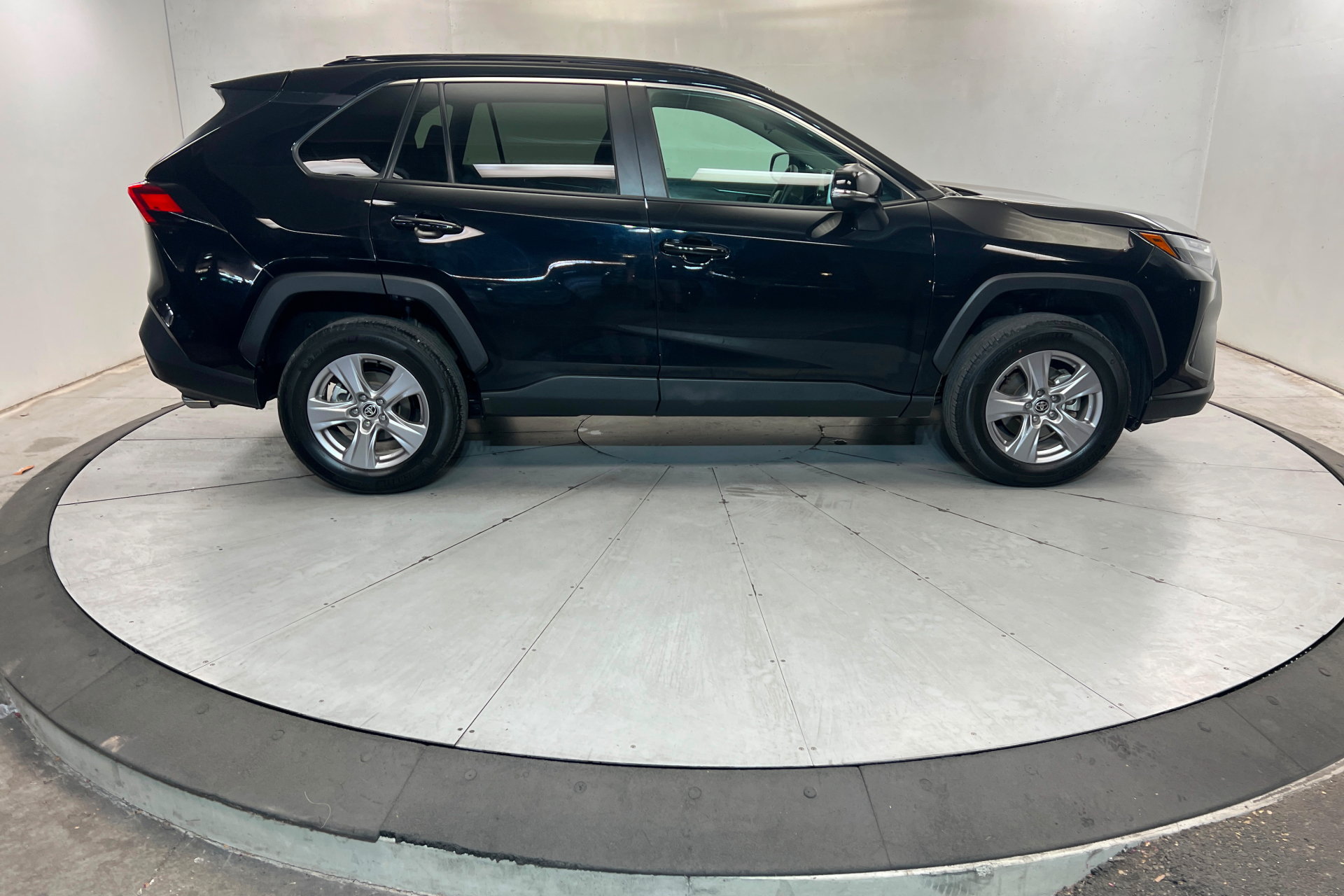 Used 2025 Toyota RAV4 XLE AWD/4WD image 6