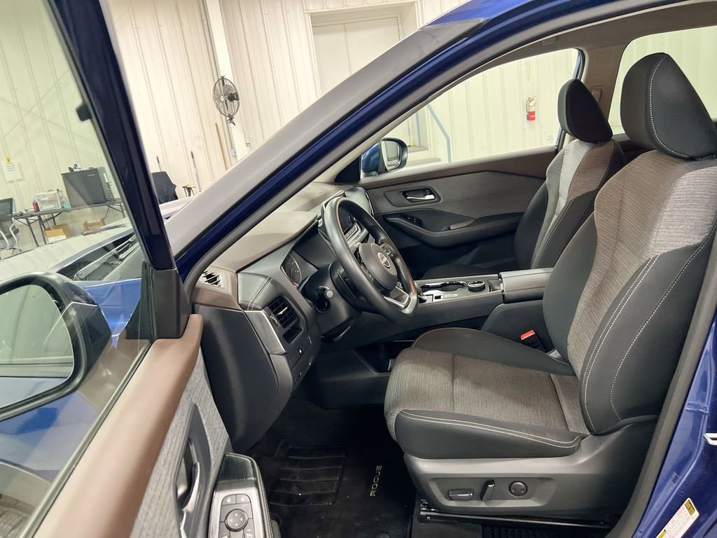 Used 2023 Nissan Rogue SV AWD/4WD image 19