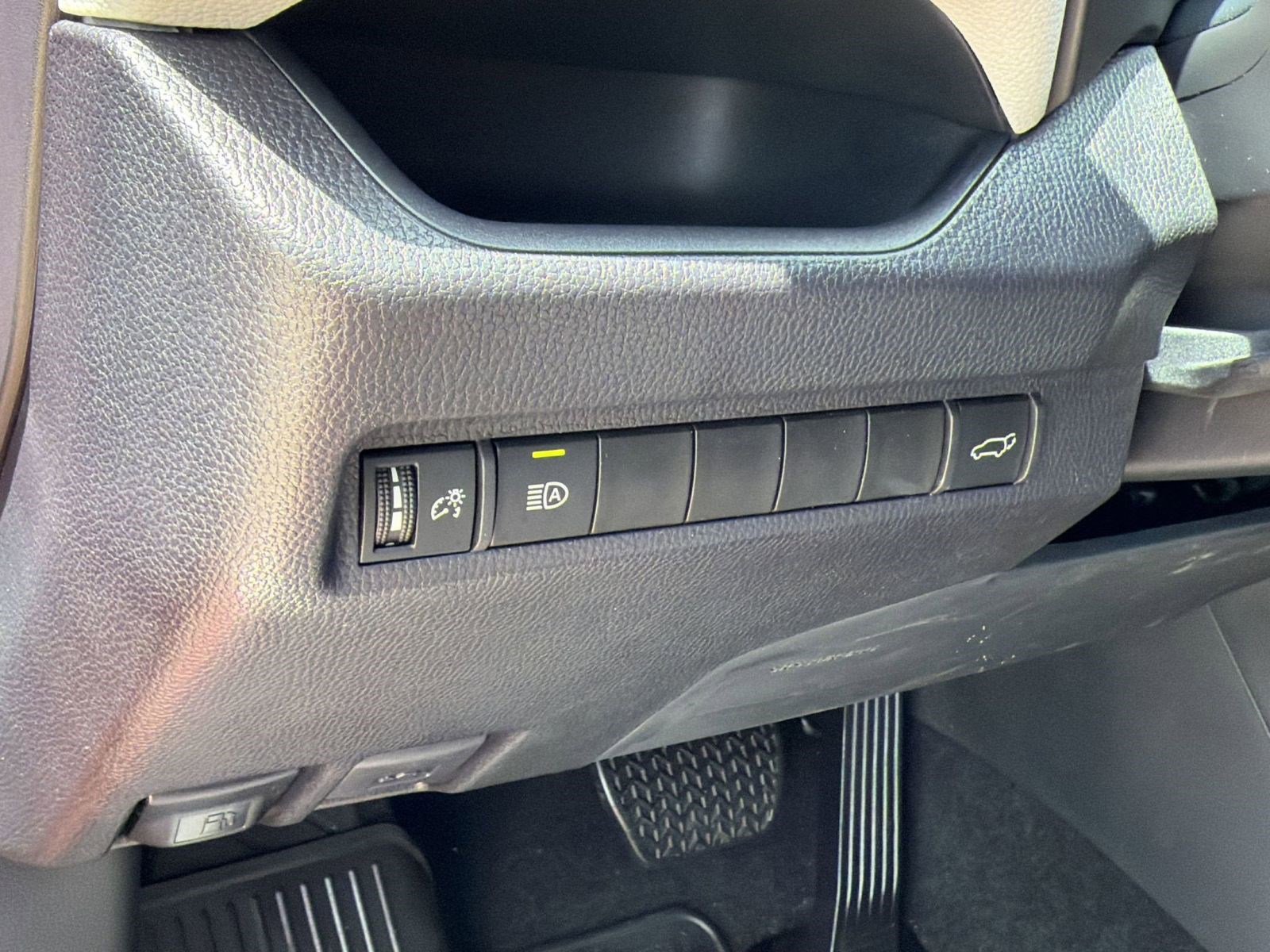 Used 2025 Toyota RAV4 XLE w/ Convenience Package FWD image 19
