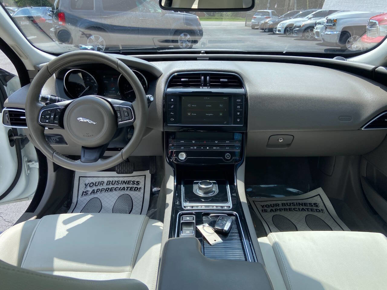 Used 2018 Jaguar XE Premium image 11