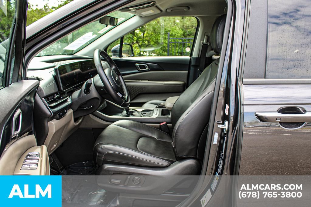 Used 2025 Kia Carnival FWD image 17