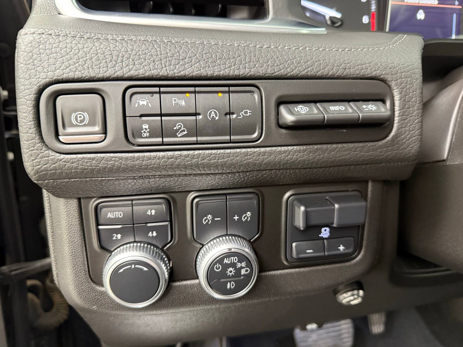 Used 2021 GMC Yukon XL Denali w/ Denali Premium Package image 12