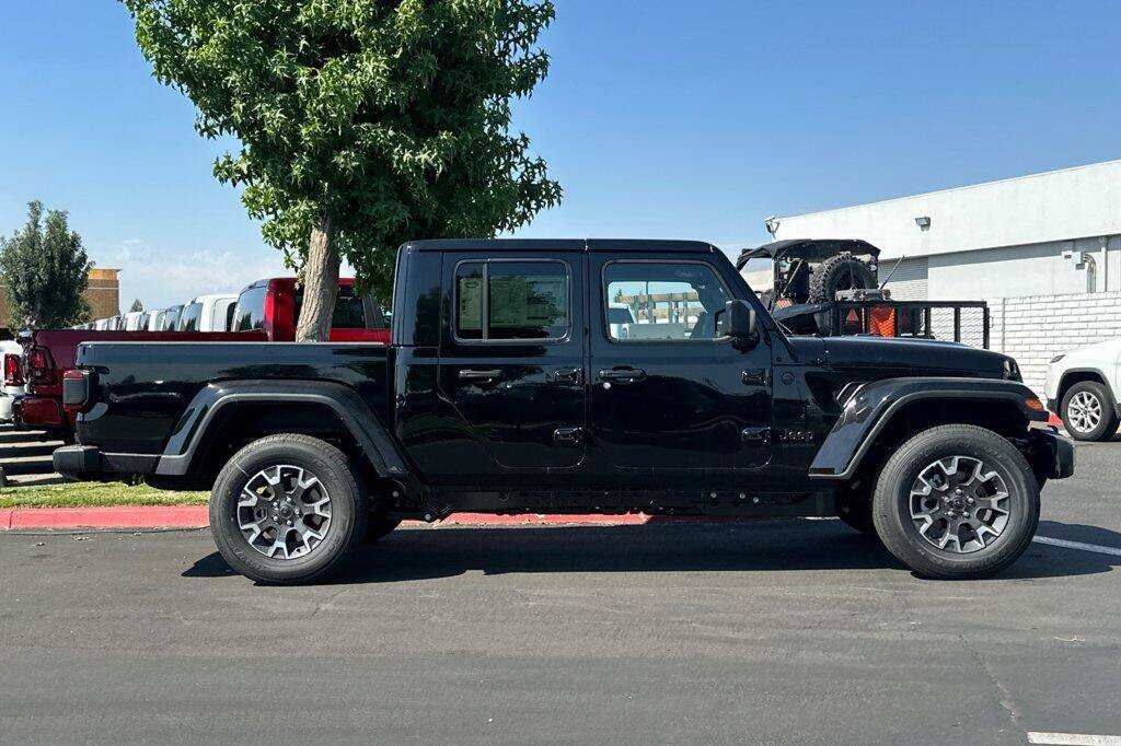 New 2026 Jeep Gladiator Sport AWD/4WD image 3