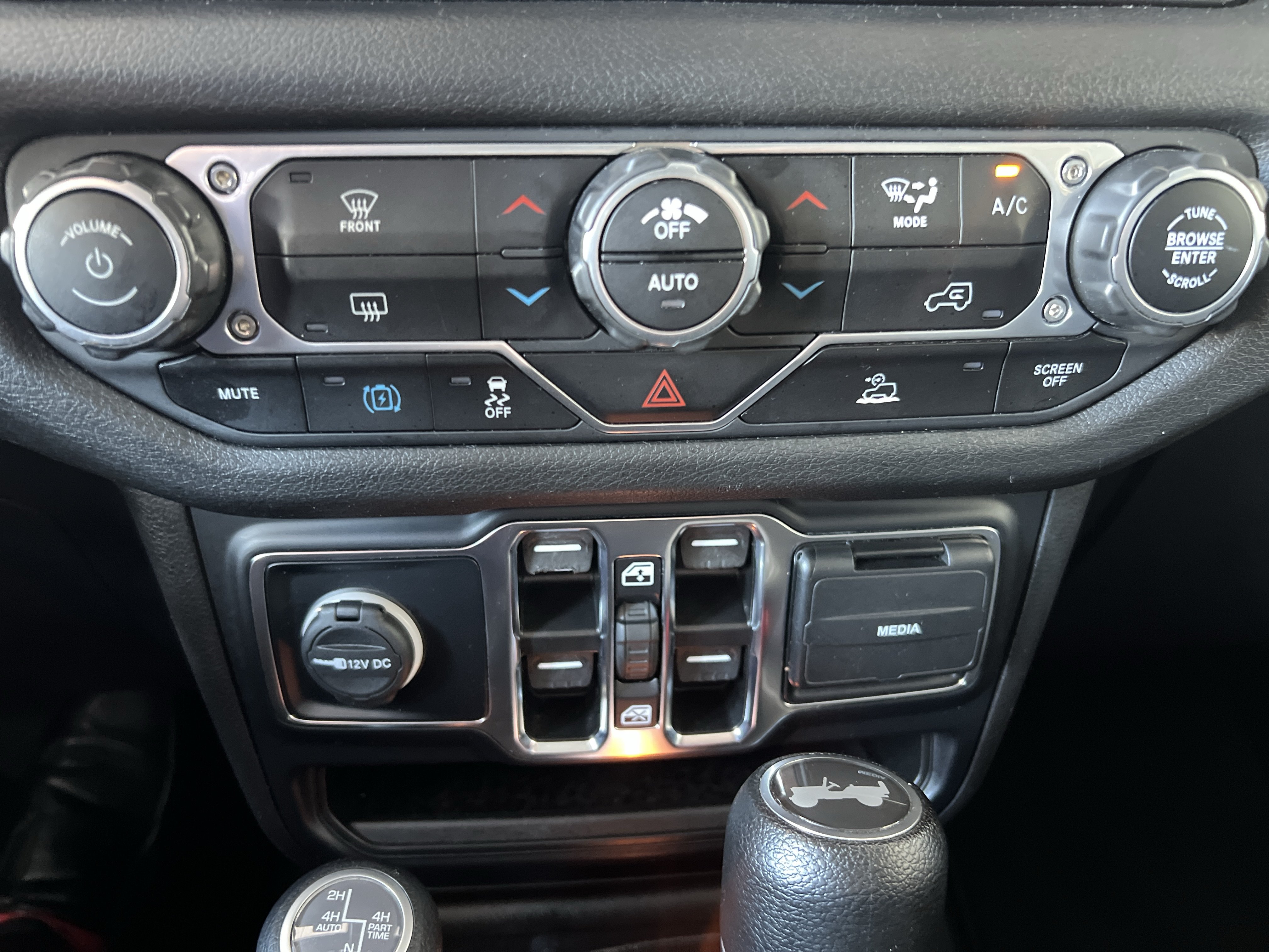 Used 2024 Jeep Wrangler Unlimited AWD/4WD image 17