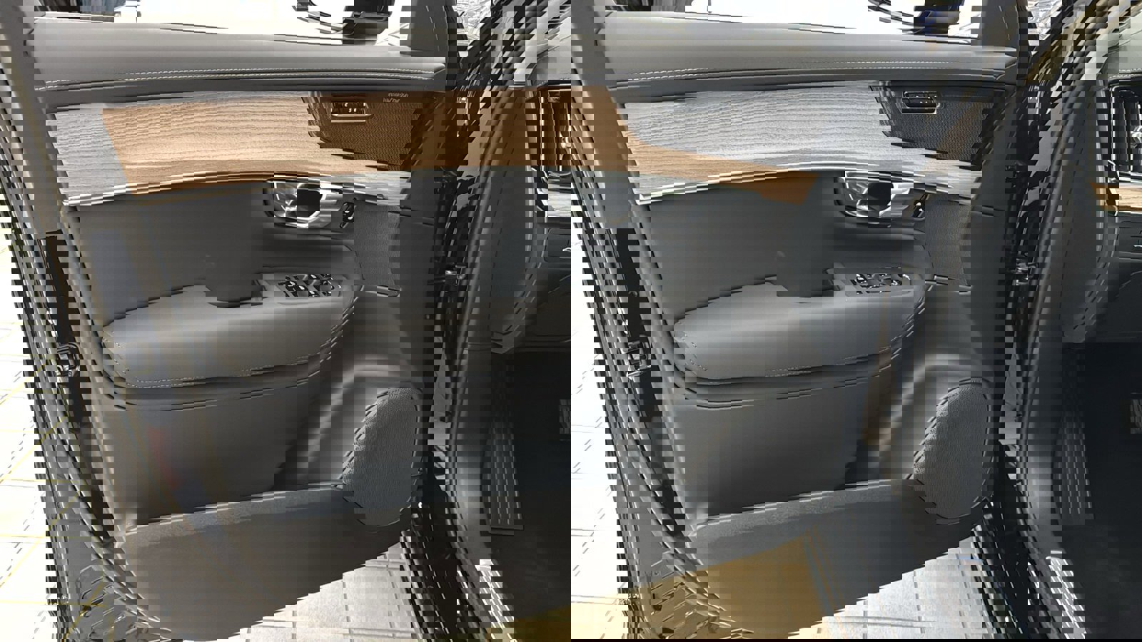 New 2026 Volvo XC90 B6 Plus w/ Protection Package Premier image 21