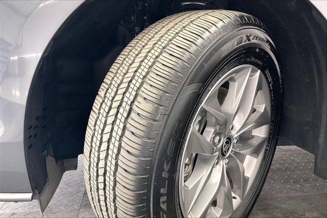 Used 2025 Toyota Sienna XLE image 34