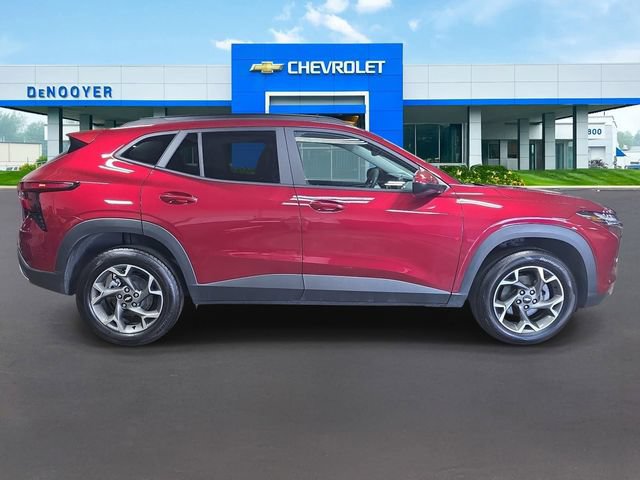 Used 2025 Chevrolet Trax LT FWD image 6