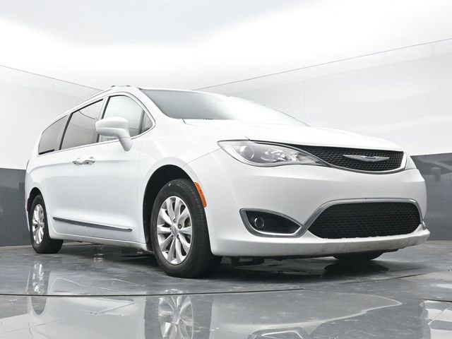 Used 2019 Chrysler Pacifica Touring-L FWD image 1