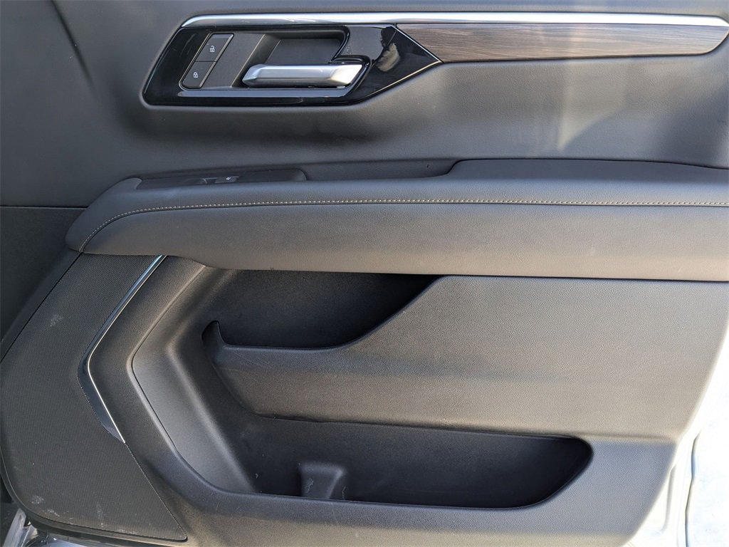 Used 2025 Chevrolet Suburban Z71 image 39