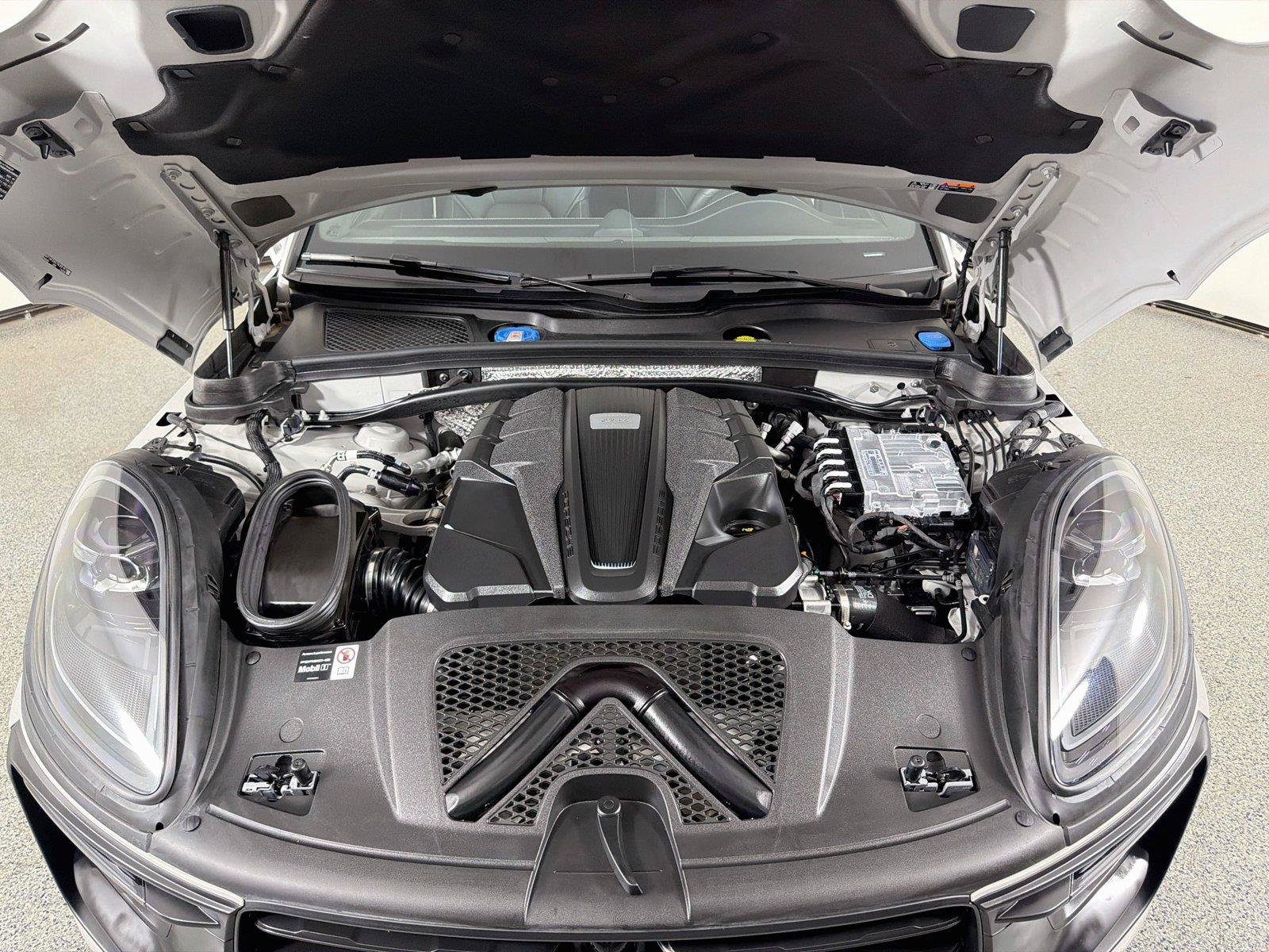 Certified 2025 Porsche Macan GTS AWD/4WD image 37