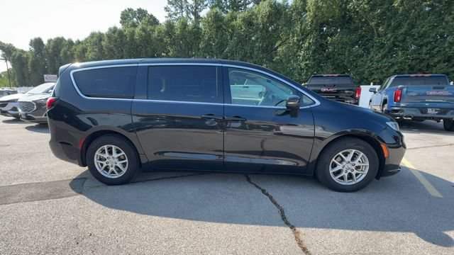 Used 2023 Chrysler Pacifica Touring-L FWD image 9