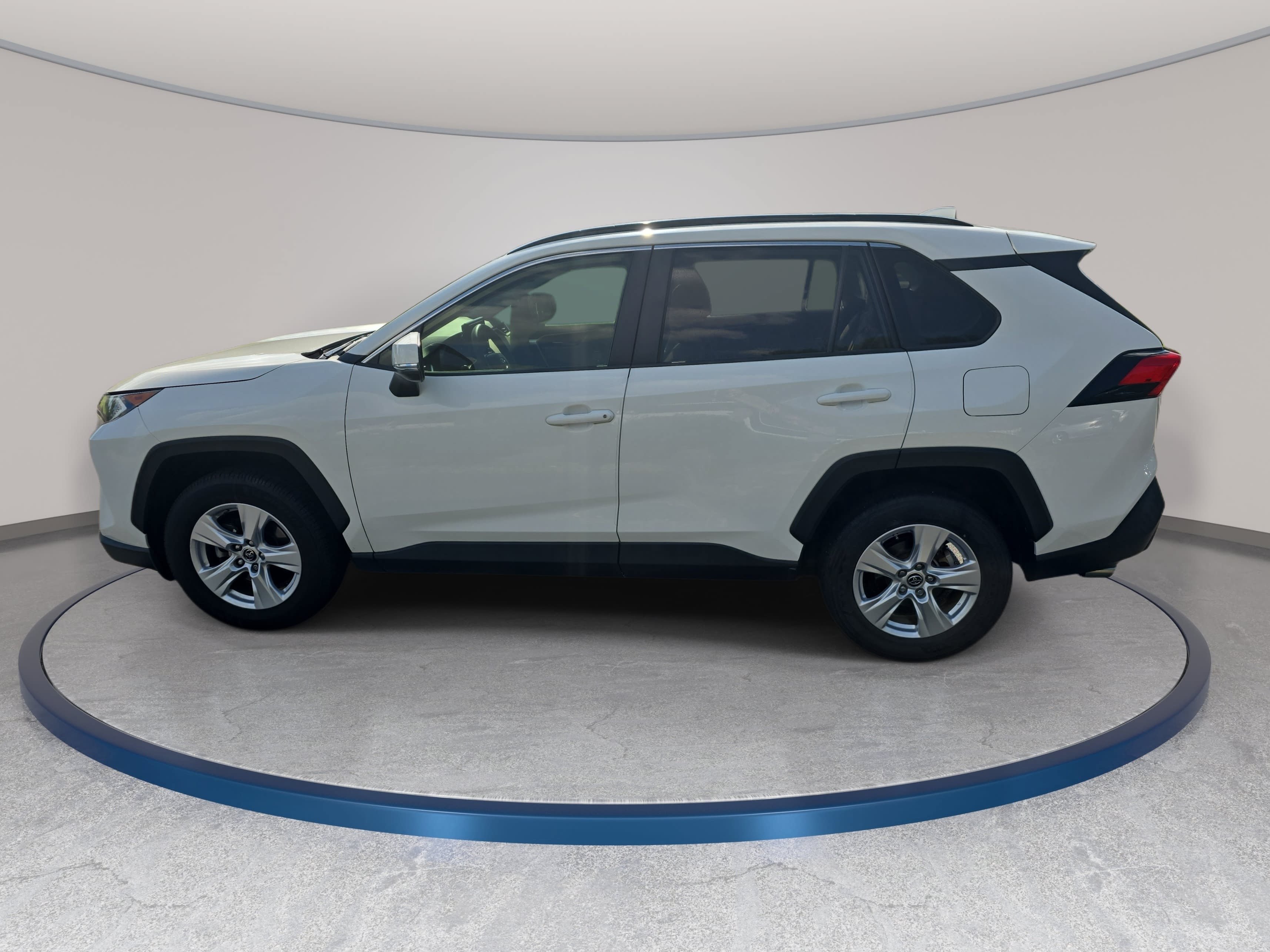 Used 2019 Toyota RAV4 XLE w/ Convenience Package FWD image 8