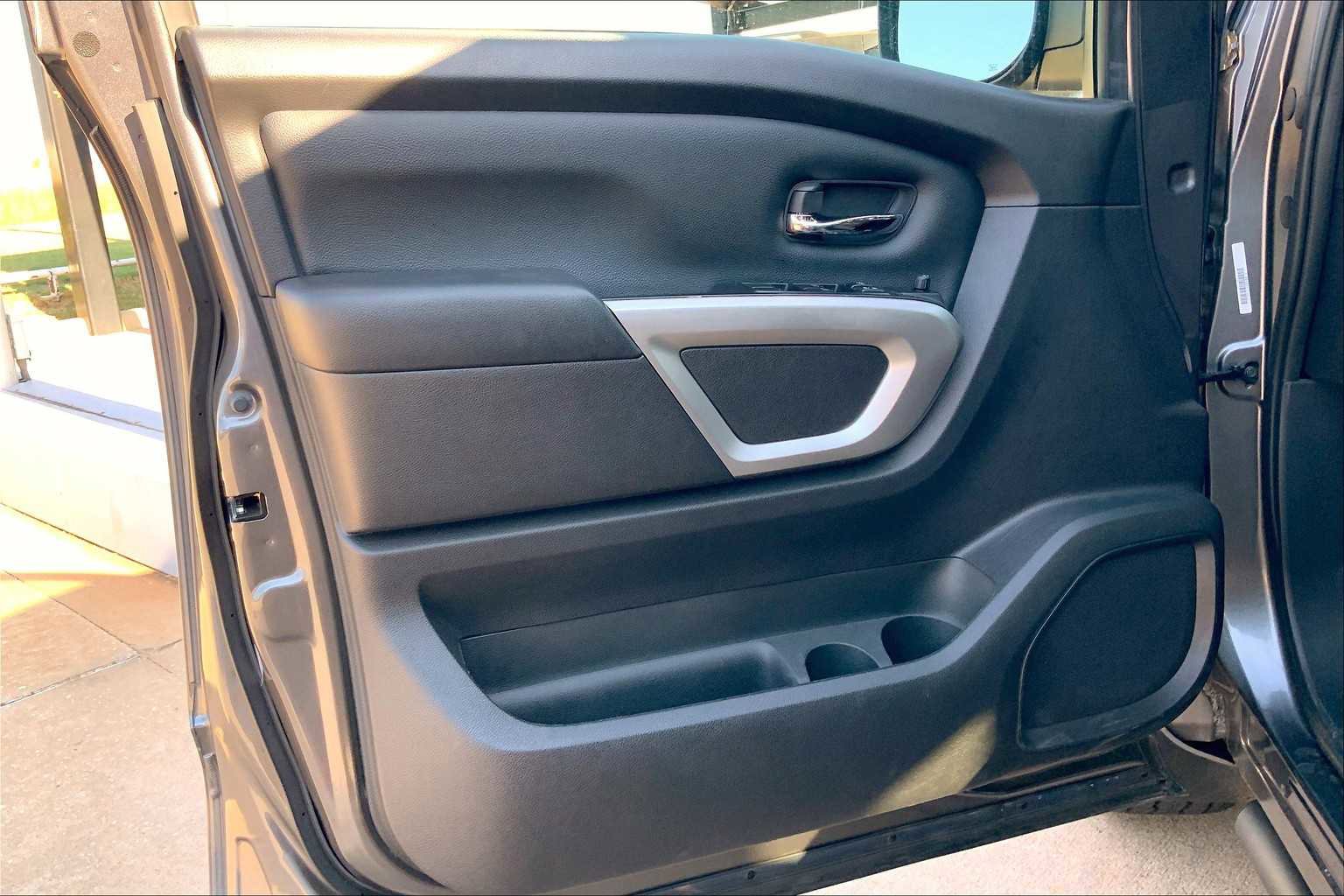 Used 2024 Nissan Titan SV w/ SV Convenience Package image 23