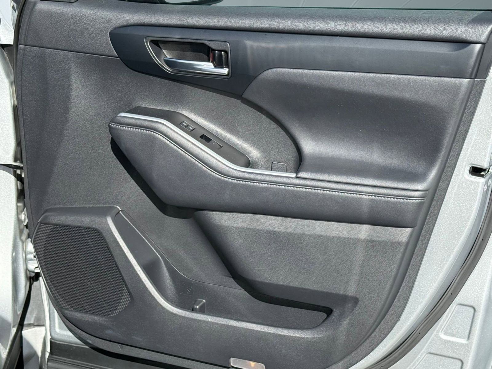 Used 2020 Toyota Highlander XLE image 33